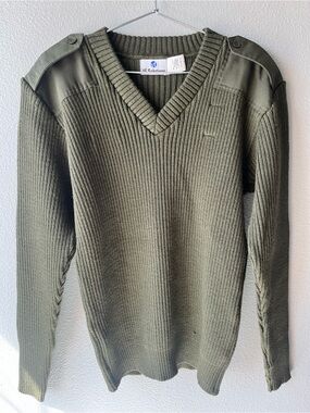 VF Solutions 100% Wool military Commando V Neck sweater mens L Made in USA